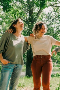 Dos mujeres alegres de participar en la financiación de nuestras plantas a través del capital social voluntario