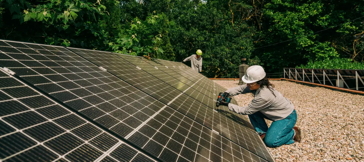 Bi langile estalki fotovoltaiko bat jartzen, etorkizun berde bat lortzeko energia-aldaketa egiteko gure misioaren erakusgarri.
