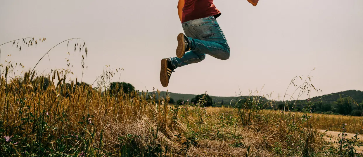 Pertsona bat pozik dantzatzen, energia berriztagarriak sustatzen jarraitzeko Generation kWh proiektuan parte  hartzeagatik