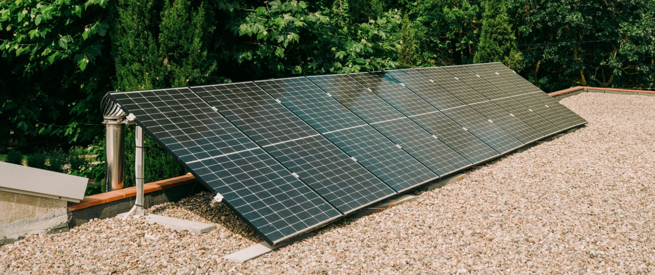 Cubierta con placas fotovoltaicas con la que puedes generar tu propia energía y contribuir a un futuro energético más sostenible