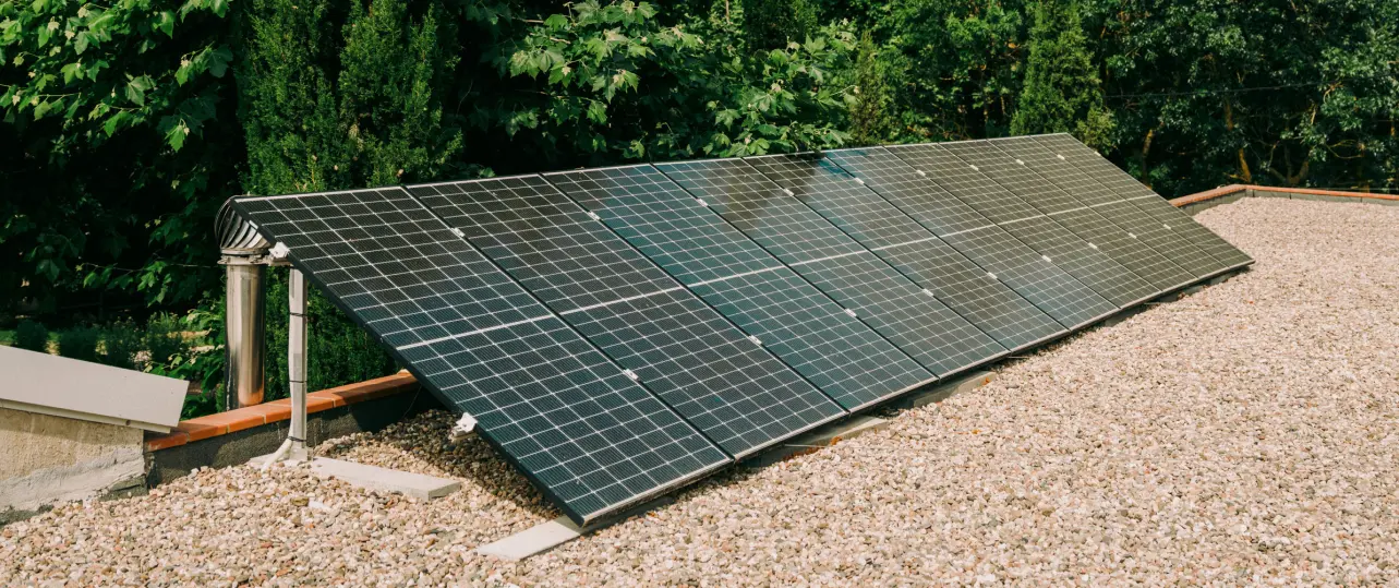 Plaka fotovoltaikoak dituen estalkia: zeure energia propioa sortzeko eta etorkizun energetiko iraunkorrago bat sustatzeko.