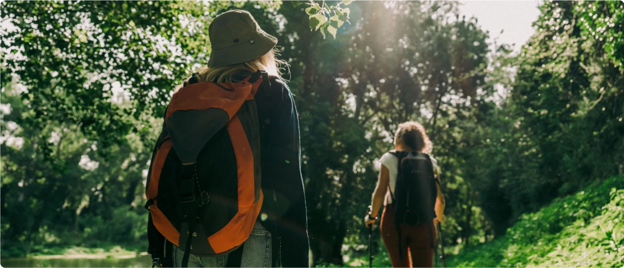 Dos personas andando por la montaña como si fueran hacia la transición energética