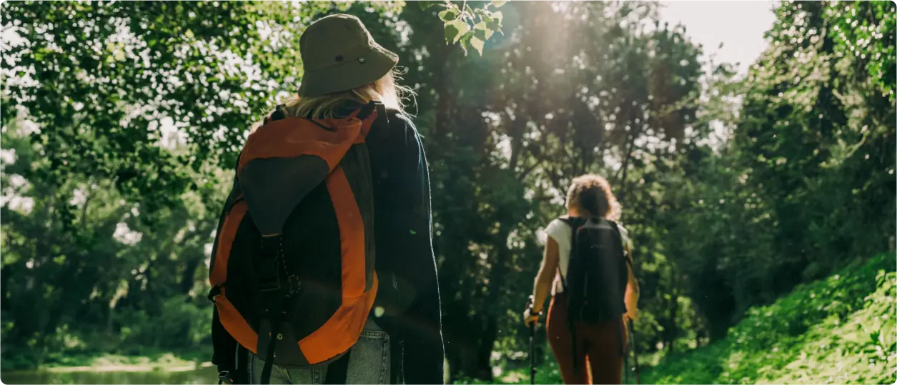  Dues persones caminant per la muntanya com si anessin cap a la transició energètica