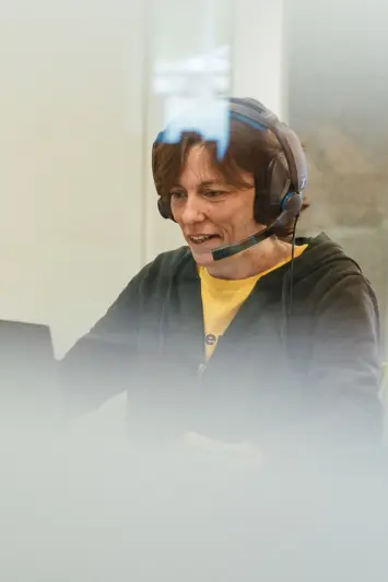 Emakume bat telefonoan autokontsumo kolektiboa dutenei eguzki-plakak kudeatzen laguntzen