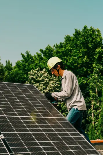 Enpresa instalatzaileko langile bat. Enpresarekin harremanetan jarriko zaitugu zure instalazioa gauzatzeko.