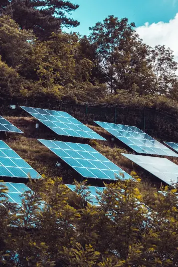 Sortutako energia kontsumo-puntu jakin batzuei esleitzea ahalbidetzen duen instalazio fotovoltaikoa, autokontsumo kolektibora jo beharrik gabe.