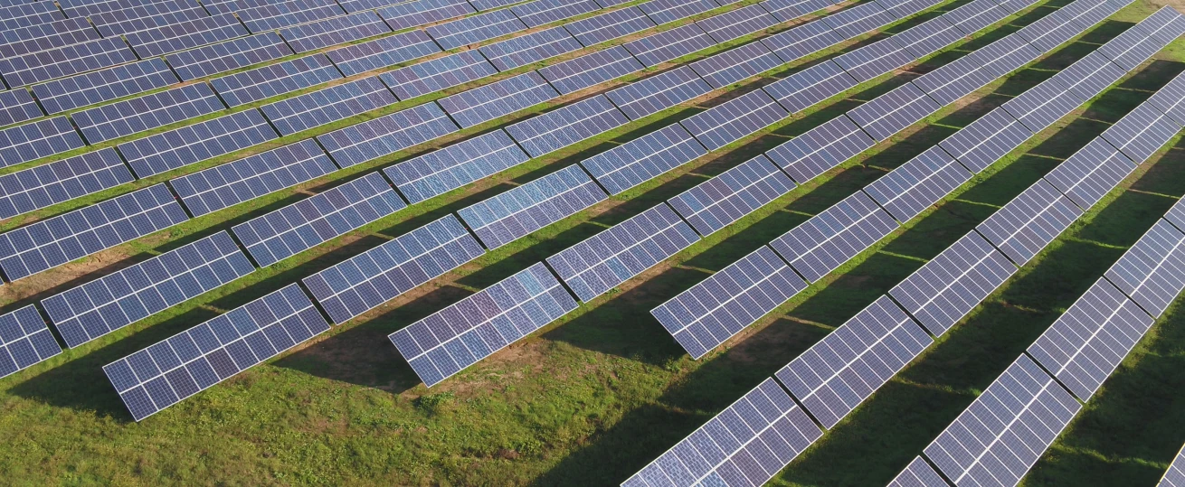 Planta fotovoltaica de una persona productora que genera su propia energía y tiene excedentes que puede vender a través de la representación
