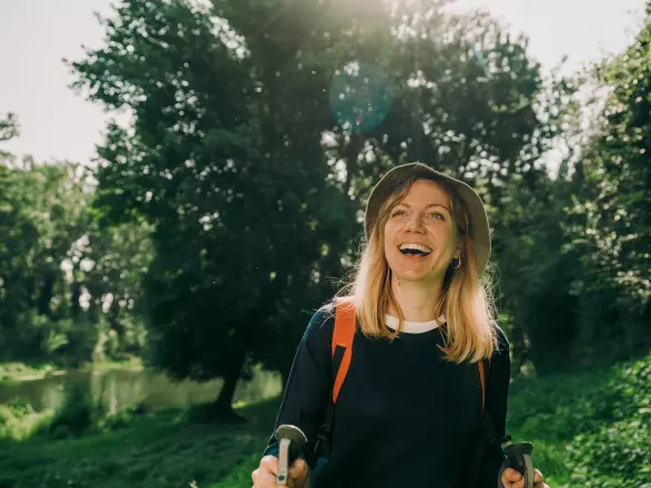 Pertsona bat pozik, denbora aurreztu eta burutik kezkak kendu dituelako, bere instalazioaren ekoizpena Som Energiaren Instalazioen kudeaketarako zerbitzuarekin