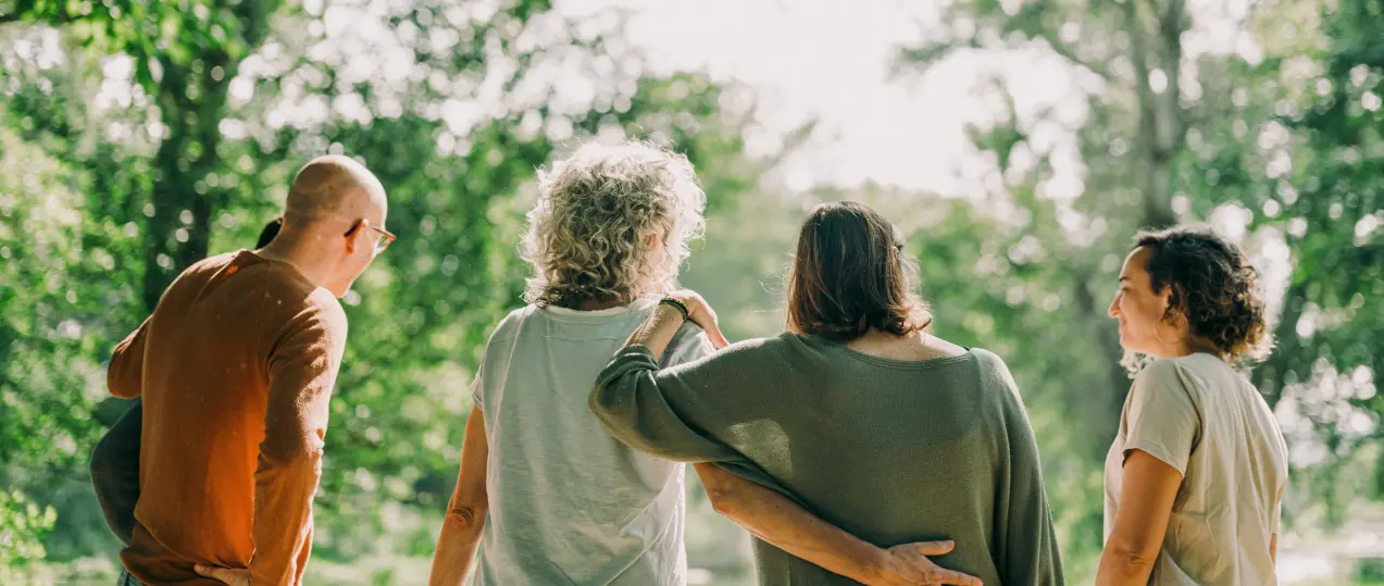 Elkarte batean elkartutako pertsonak komunitate energetikoaren bitartez ekoizten eta kontsumitzen duten energiaren jabeak dira.