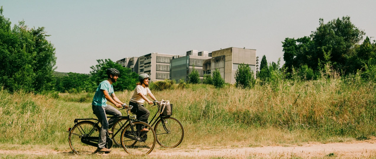 Dos personas en bicicleta camino del trabajo donde se respira la buena energía de Som Energia