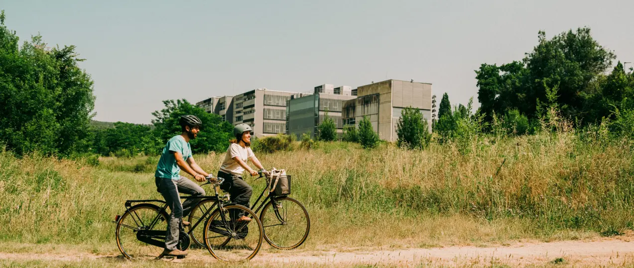 Bi pertsona bizikletaz lanerako bidean, Som Energiaren energia ona airean