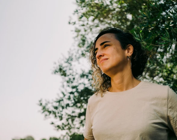 Persona contenta de contratar la luz en Som Energia y tener asesoramiento gratuito para optimizar su contrato