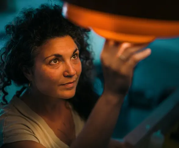 Emakume bat argia pizten, Som Energiak, benetako kostua ezkutuko interesik gabe islatzen duen prezio garden batean, eskaintzen duen energia garbi eta justua irudikatuz