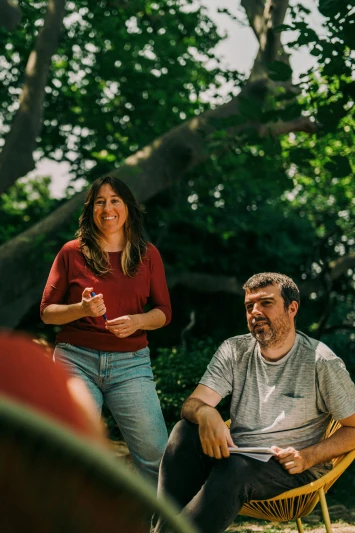 Cada año celebramos una Asamblea General en la que todas las personas y entidades socias tienen voto