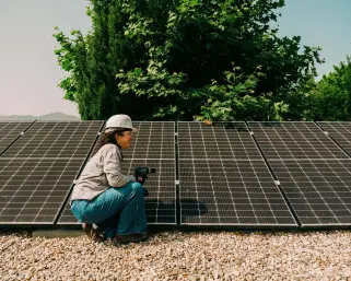 Instalazio fotovoltaiko bat baduzu, zure energia-soberakinetarako deskontuak lortu ditzakezu Flux Solar zerbitzuarekin