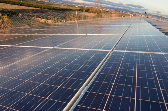 Cubierta urbana con instalación fotovoltaica que si es suficientemente grande facilita que muchas personas accedan a energía 100% renovable y de cercana