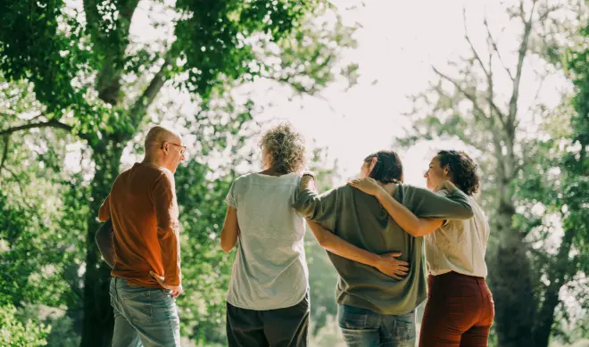 Fotografia de gent abraçada.