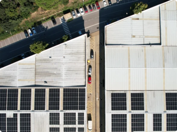 Coberta urbana amb instal·lació fotovoltaica que si és prou gran facilita que moltes persones accedeixin a energia 100% renovable i de proximitat