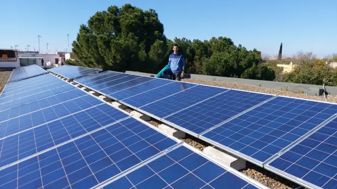 Fotografia de la Comunitat Energética de Torreblanca Ilumina a Sevilla.