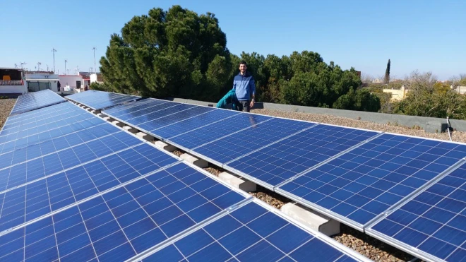 Fotografia de la Comunitat Energética de Torreblanca Ilumina a Sevilla.