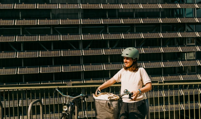 Fotografía de una chica con bicicleta.