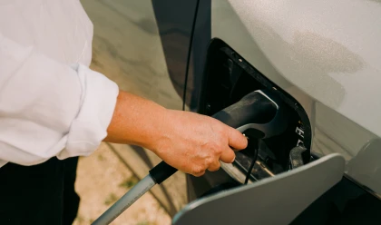Persona cargando coche eléctrico